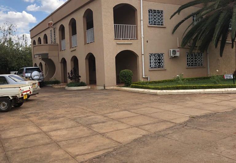 9 bedroomed house with swimming pool for rent could be used as offices
