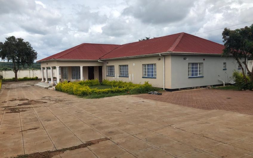 6 bedrooms house for rent in area 12 can be used as offices